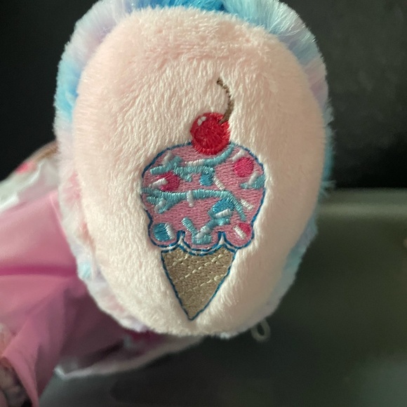 Baskin Robbins bubblegum build a bear - Picture 7 of 9